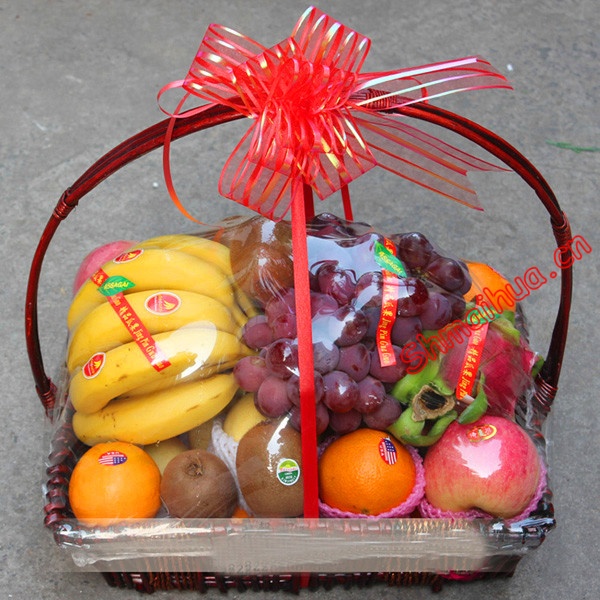 诚挚的祝福-香蕉，葡萄，橙子，苹果，猕猴桃 等时令水果。 藤编篮盛放